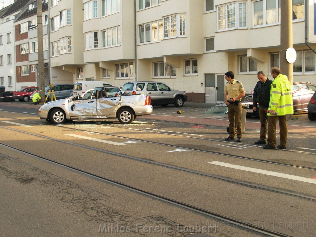 VU PKW KVB Bahn Koeln Weidenpesch Neusserstr P64.JPG